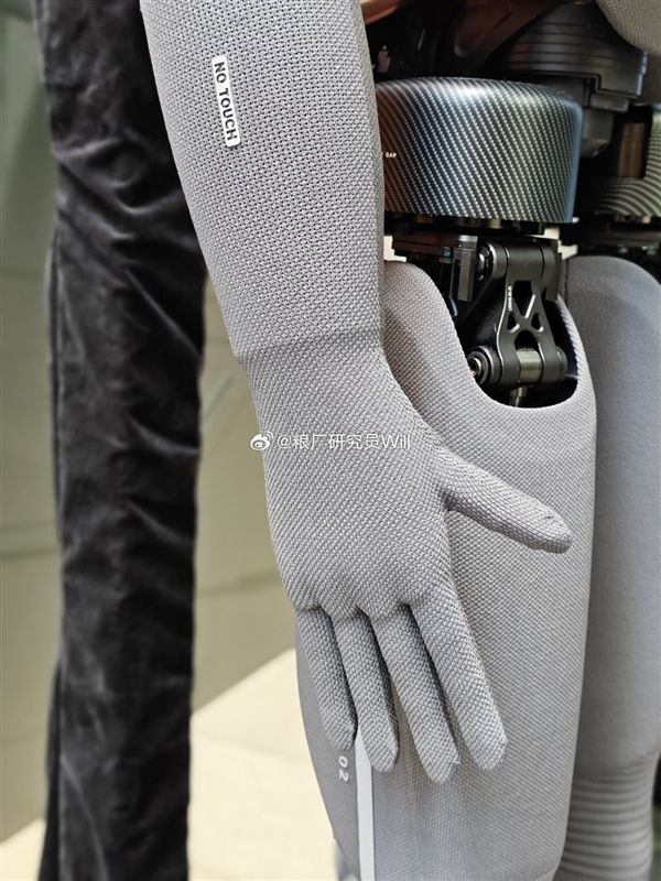 铁大之后的又一神作 时隔4年小米新款机器人亮相：外形炫酷