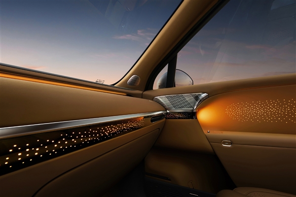 大湾区版“路虎揽胜”！小鹏旗舰GX内饰官图公布：飞航头等舱体验