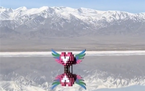 网友吐槽茶卡盐湖一心形积木雕塑辣眼睛 景区回应：此前游客反映没打卡点