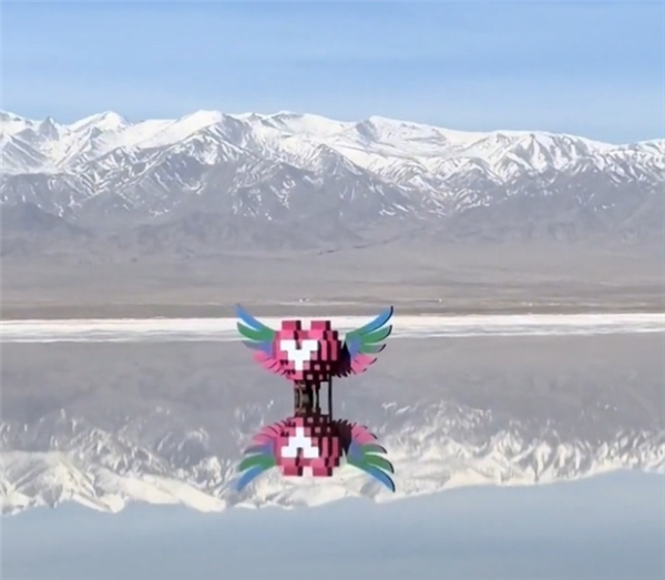 网友吐槽茶卡盐湖一心形积木雕塑辣眼睛 景区回应：此前游客反映没打卡点