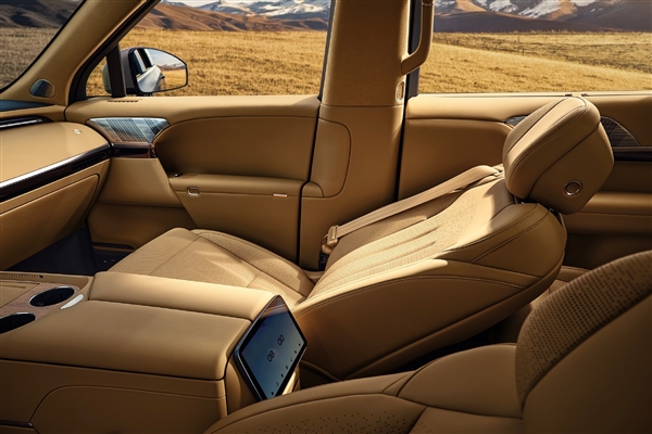 大湾区版“路虎揽胜”！小鹏旗舰GX内饰官图公布：飞航头等舱体验