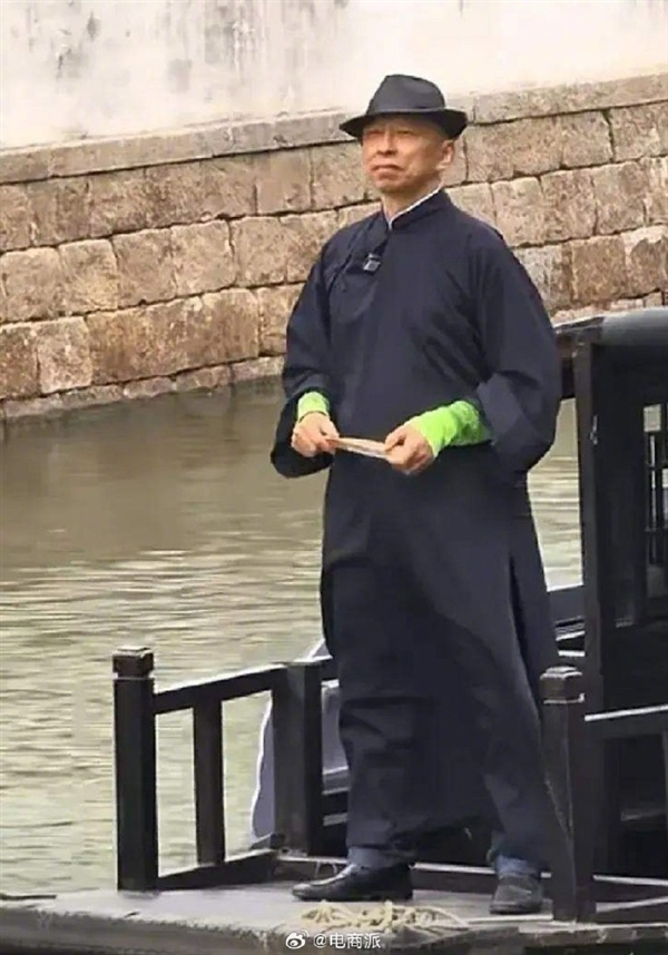 张朝阳现身海宁水乡：泛舟船上 长衫礼帽尽显古风雅致