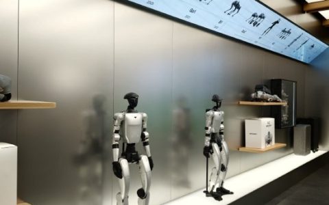 宇树科技首家直营店开业 人形机器人售价最高超10万 高管：目前没折扣 价格亲民
