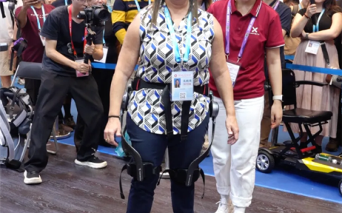 中国机器人帮外国友人重新站立行走 朋友激动落泪