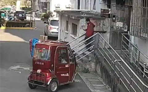 快递员将7999元手机放门口丢失 小偷竟是同行