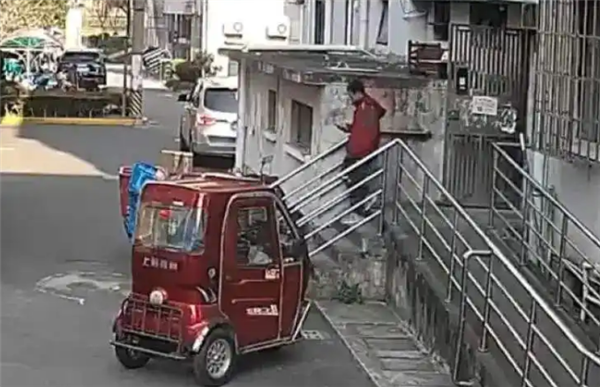 快递员将7999元手机放门口丢失 小偷竟是同行