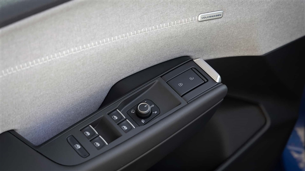 经典小车电动化重生 大众ID.Polo正式发布：实体按键管够！