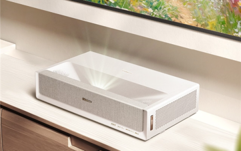 海信发布史上首款白色激光电视：灵感源自景德镇名瓷 体积缩小1/3