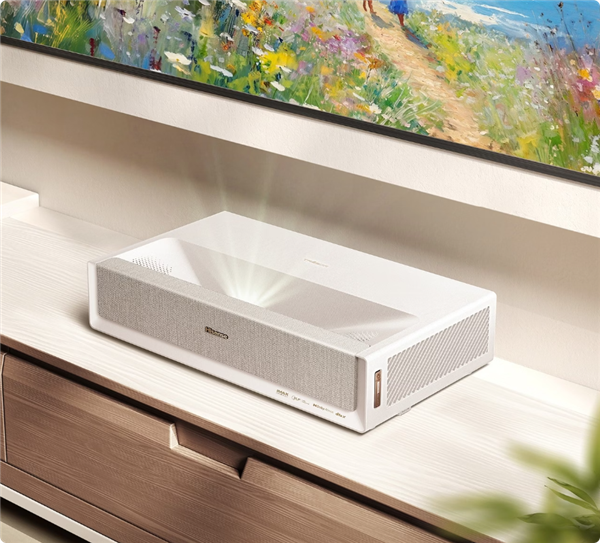 海信发布史上首款白色激光电视：灵感源自景德镇名瓷 体积缩小1/3