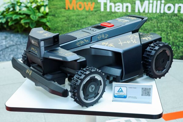 TÜV莱茵为未岚大陆两款割草机器人颁发“草坪友好”认证证书