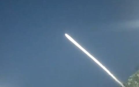 刷屏热搜！长征六号发射成功：多地网友夜空目击壮观火箭云