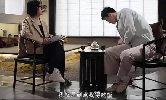孙杨接受采访时突然拿手机开始点餐：到饭点了啊