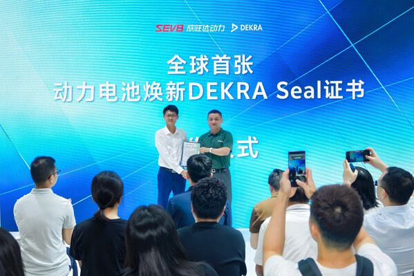 左一为欣旺达质量体系测试副总监蔡焕杰，右一为DEKRA德凯集团亚太区高级副总裁、中国大陆及香港董事总经理吴航军