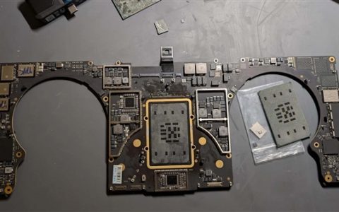 M1 Max主板烧穿一个洞！维修达人搬板修复：省下一台MacBook的钱