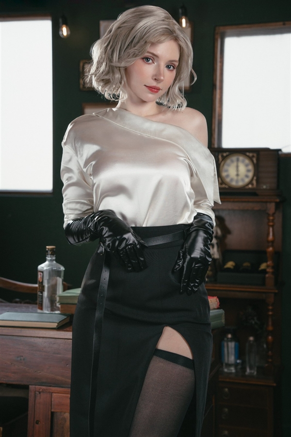 《生化4RE》阿什莉体模Cos格蕾丝美图 这身材颜值真棒
