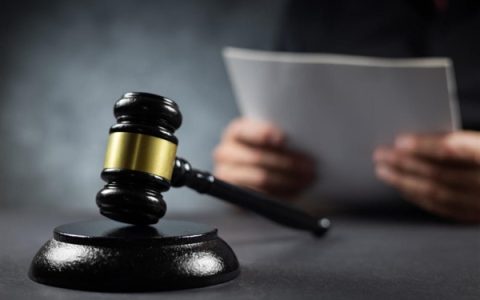 70岁老人无证驾驶摩托撞杆身亡：家属索赔34万 法院判两部门担责