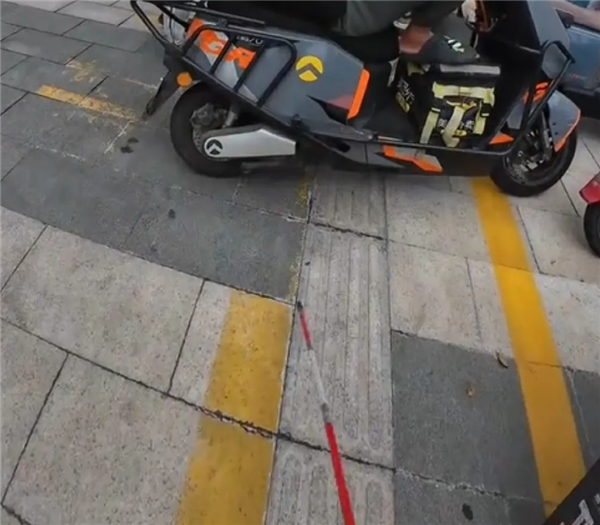 盲人女孩走盲道遭逆行电车撞倒：反被怒斥不看路 交警介入后肇事者道歉