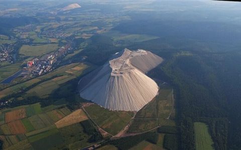 250多米高、含盐2亿吨！德国人造“盐山”成为生态灾难