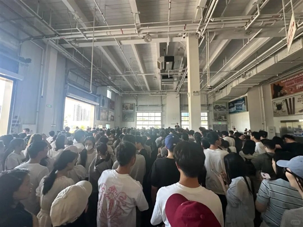 7172元拿下iPhone17 Pro！杭州门店数百人排队直接抢断货