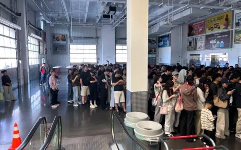 7172元拿下iPhone17 Pro！杭州门店数百人排队直接抢断货