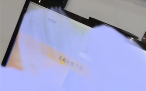 男子网购高铁票 进站显示无效被滞留 平台方回应：信息回调错误 已赔付