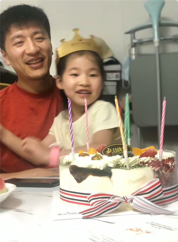 张雪峰42岁冥诞 女儿张姩菡发文:爸爸 我很想你
