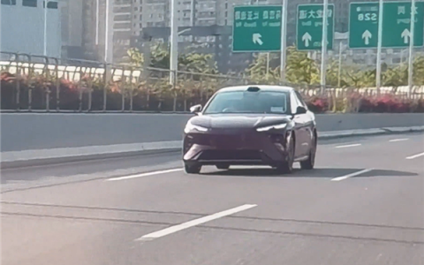 海洋网旗舰轿车 比亚迪海豹08实车曝光：大波浪尾灯异常醒目