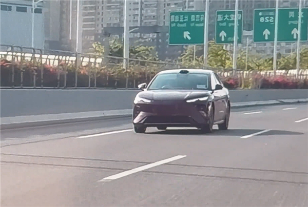 海洋网旗舰轿车 比亚迪海豹08实车曝光：大波浪尾灯异常醒目