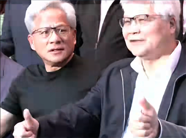 黄仁勋再摆兆元宴吐槽天气热 魏哲家幽默接梗出圈