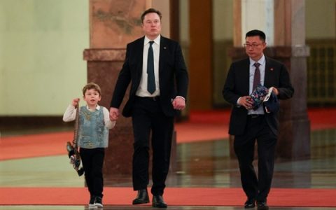 马斯克儿子X进人民大会堂走红：全名叫“X  A-Xii” 背后含义太狂了