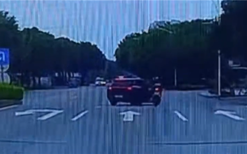 SUV突然横跨三车道右转 直行摩托车躲闪不急碰撞：骑手无了