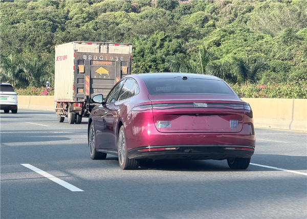 海洋网旗舰轿车 比亚迪海豹08实车曝光：大波浪尾灯异常醒目