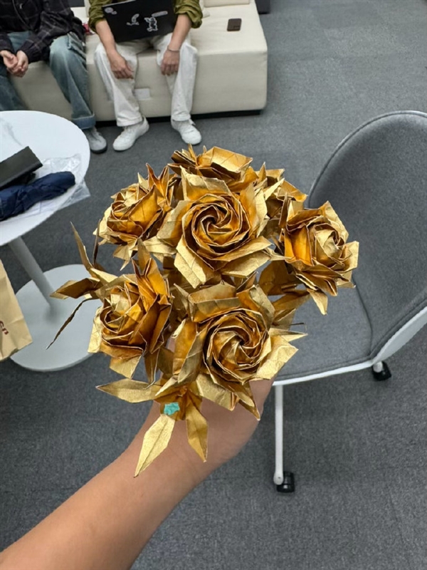 一把成本上万！影石推出黄金纸折花 七夕发售