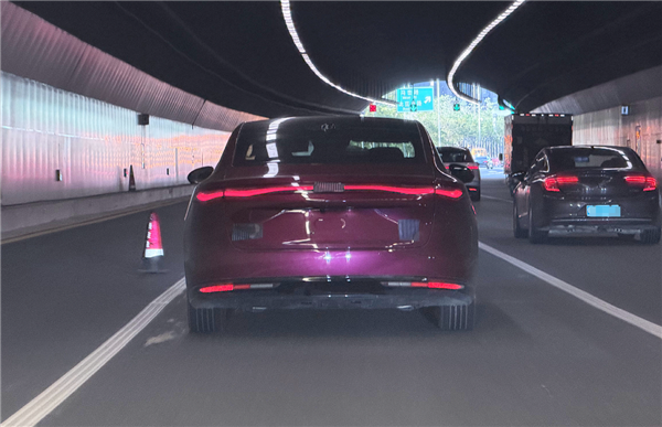 海洋网旗舰轿车 比亚迪海豹08实车曝光：大波浪尾灯异常醒目