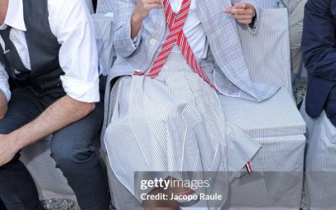蔡徐坤新造型穿上百褶裙！坤哥穿裙子依旧太美