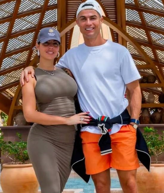 C罗正式宣布乔治娜是妻子!世界杯结束后办婚礼