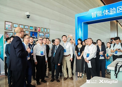 与会嘉宾在和利时XMagital智能体验区参观交流