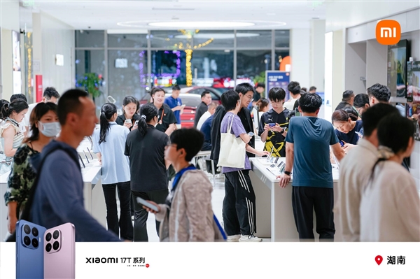 卢伟冰晒图:大批高考生涌入小米之家买手机