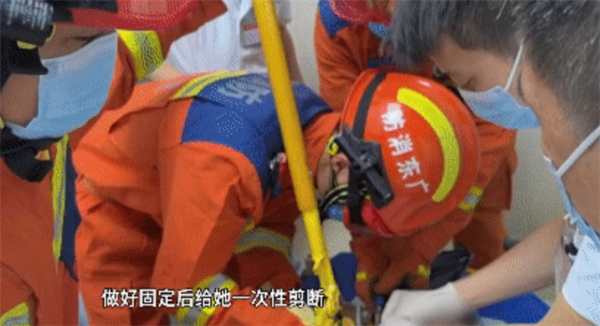 10厘米伞骨贯穿眼鼻!交警提醒:电动车私装遮阳雨棚属违法行为