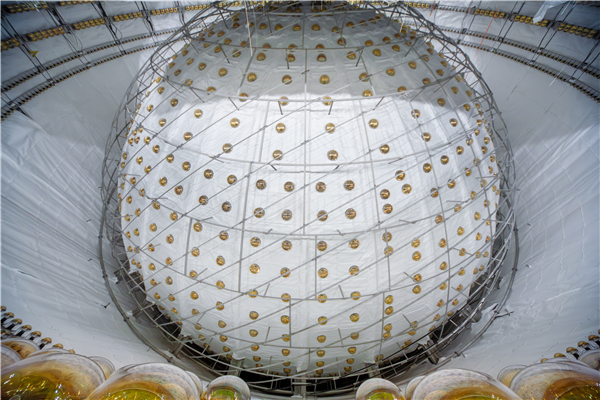在地下700米捕捉幽灵粒子!江门中微子实验首个物理成果在《自然》发表