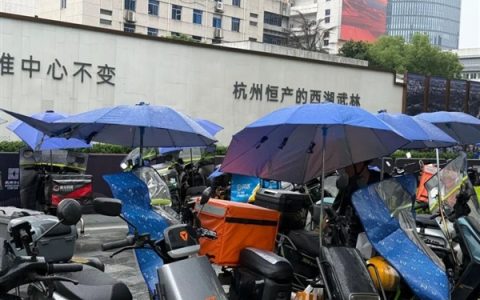 10厘米伞骨贯穿眼鼻！交警提醒：电动车私装遮阳雨棚属违法行为