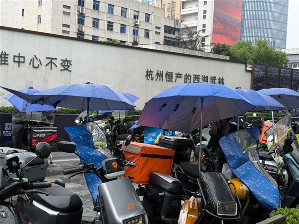 10厘米伞骨贯穿眼鼻!交警提醒:电动车私装遮阳雨棚属违法行为