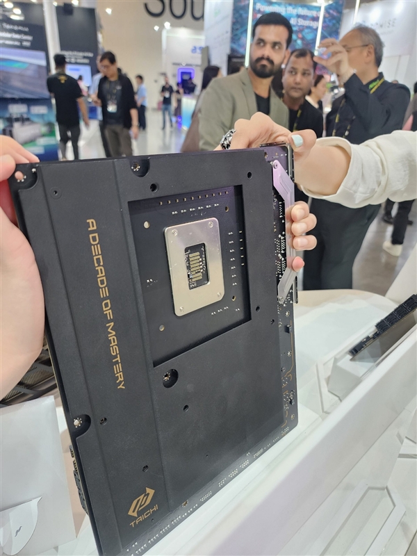 华擎太极10周年！X870E/Z890纪念版主板亮相：反光材质颜值拉满