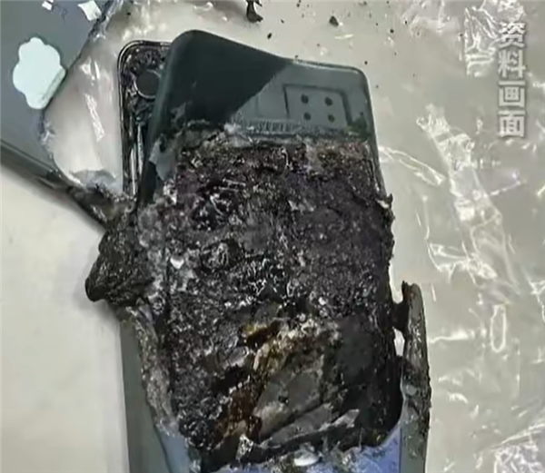 后怕不已! 手机放枕边充电凌晨突然爆炸:屋内瞬间烟雾缭绕