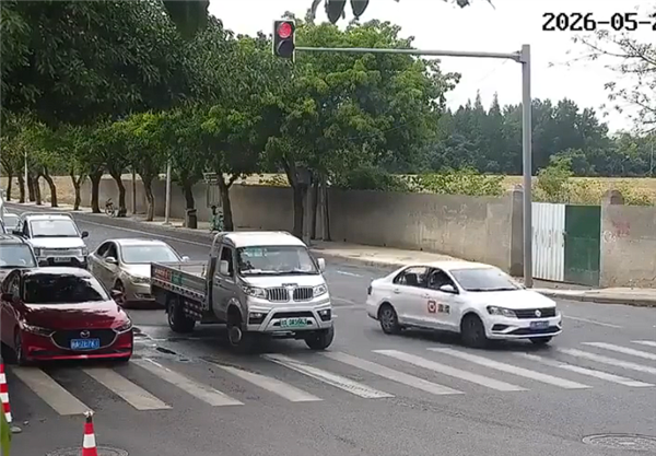 闯红灯、逆行、差点撞人!男子多次恶意交通违法被罚41分