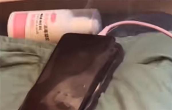 后怕不已! 手机放枕边充电凌晨突然爆炸:屋内瞬间烟雾缭绕