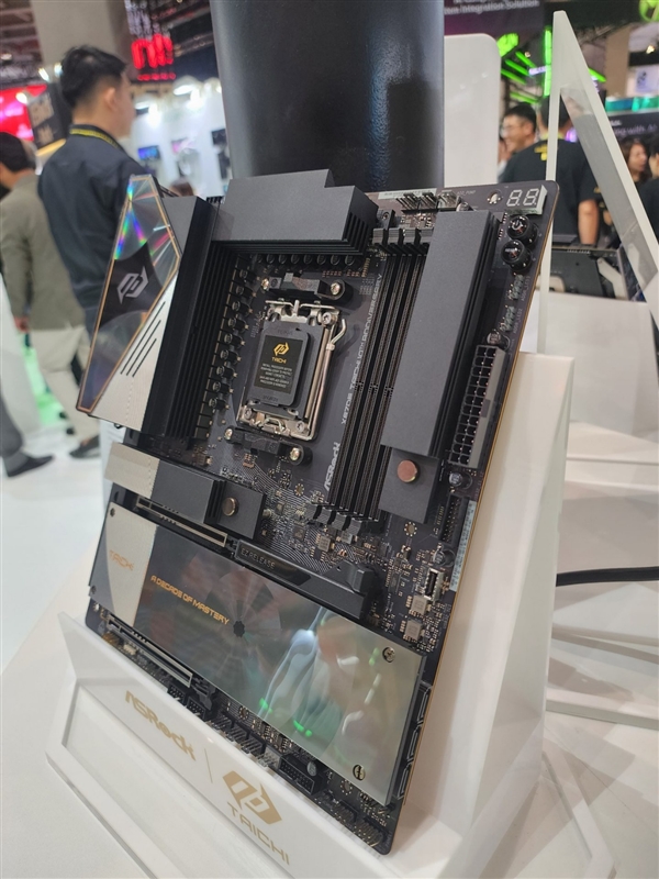 华擎太极10周年！X870E/Z890纪念版主板亮相：反光材质颜值拉满