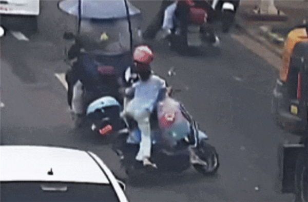 10厘米伞骨贯穿眼鼻!交警提醒:电动车私装遮阳雨棚属违法行为