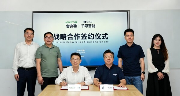 舍弗勒具身智能机器人（太仓）有限公司总经理孙海天（前排左）与千寻智能销售副总裁丛源良签订战略合作协议，舍弗勒中国区首席执行官张艺林博士（后排左二）、舍弗勒中国区电驱动事业群总裁陈相滨博士（后排左一）与千寻智能创始人兼CEO 韩峰涛（后排右二）、千寻智能联合创始人兼COO 郑灵茵（后排右一）见证签约