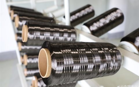 中国石化宣布T1000级碳纤维量产：比头发丝细却能拉动10吨卡车的黑黄金